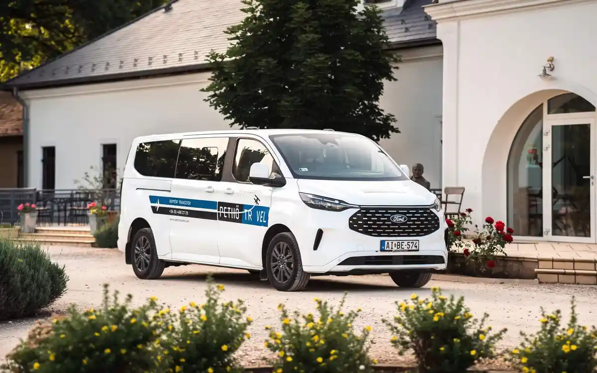 Pethő Travel Ford Tourneo Custom kisbusz - reptéri transzfer Kelet-Magyarországról